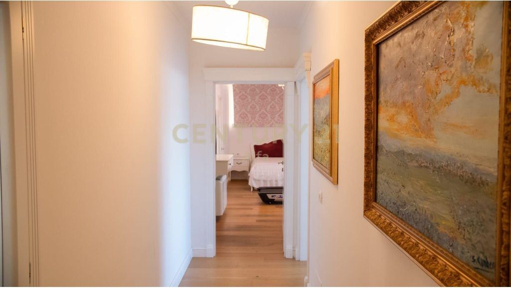 Shitet apartament 4+1+3 tualete dhe 2 poste parkimi- LIQENI ARTIFICIAL