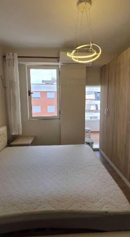 SHITET APARTAMENT 2+1 – ASTIR, PRANË BAR ARTISTI