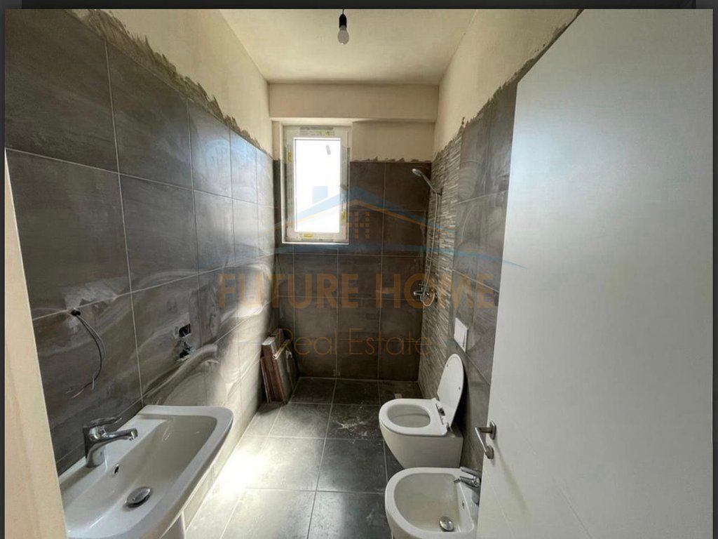 Shitet, Apartament 3+1+2, Bega 07, Komuna e Parisit.