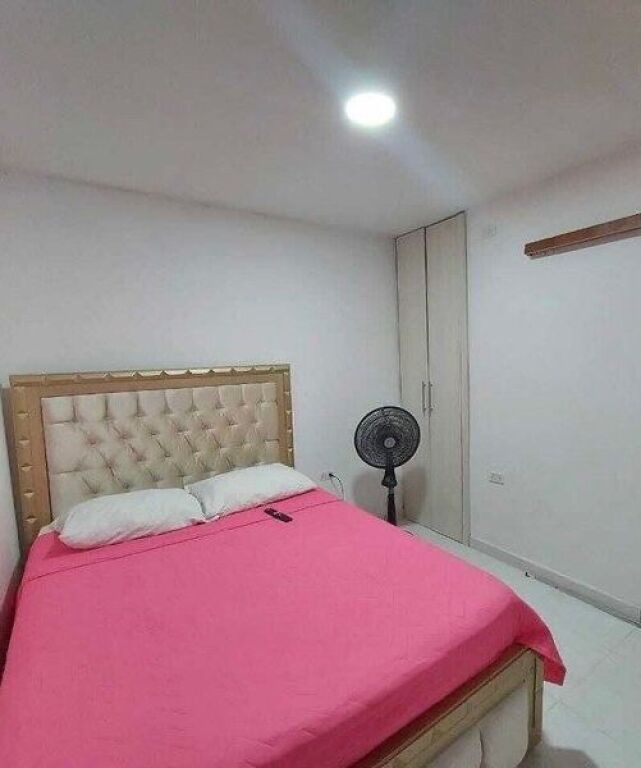 Xhamllik jepet me qera apartament 1+1 ne pallat rruge kryesore, rruga Xhanfize Keko!