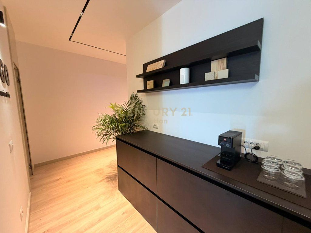Shitet apartament 1+1 –Rruga e Barrikadave