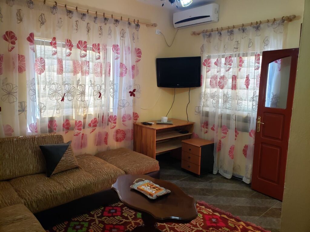 Private two-story house for rent in Vaqarr !