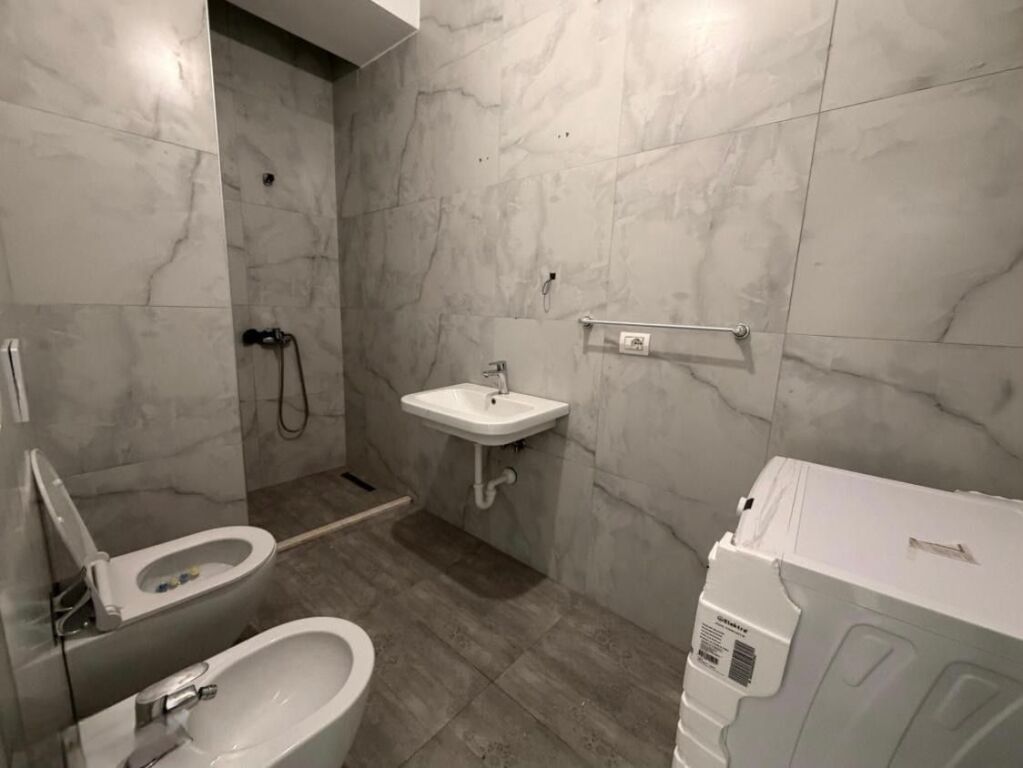 📢 AFFITTO  🏡 Appartamento 1+1  📍 Complesso Mangalem; Ali Demi, Tirana