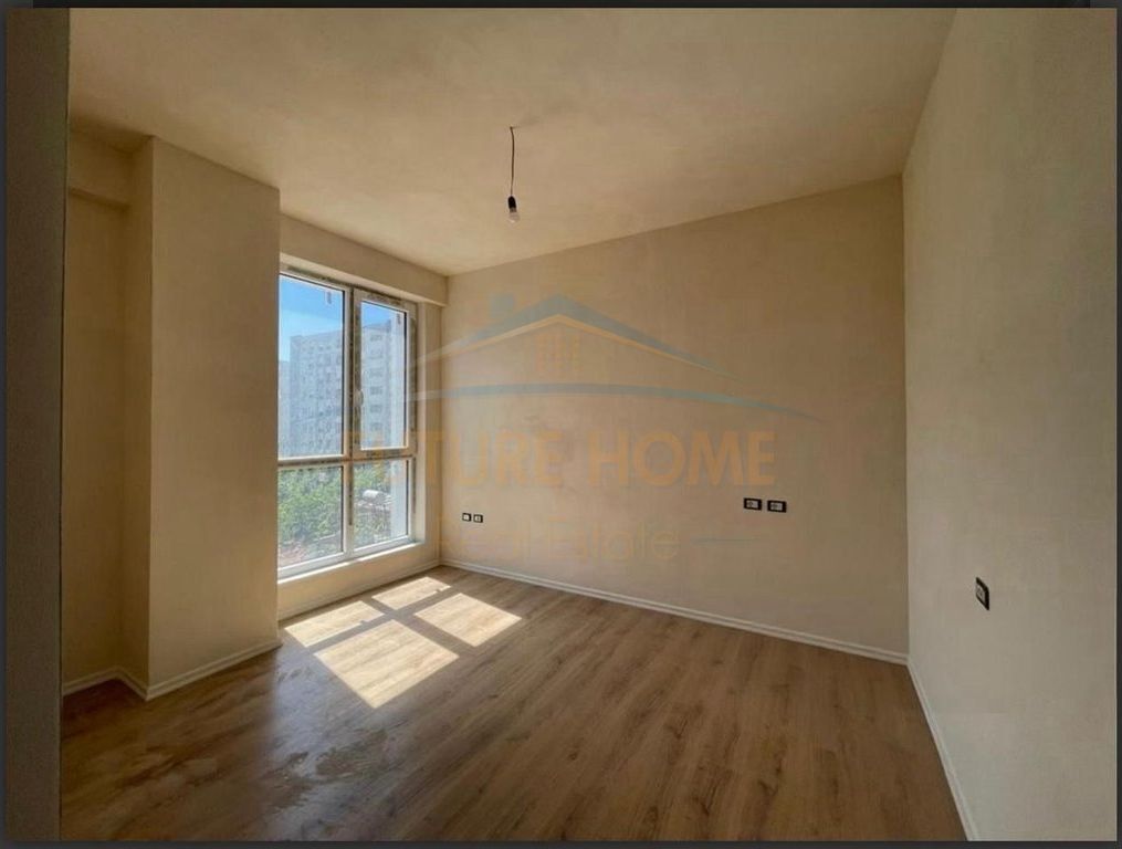 Shitet, Apartament 3+1+2, Bega 07, Komuna e Parisit.