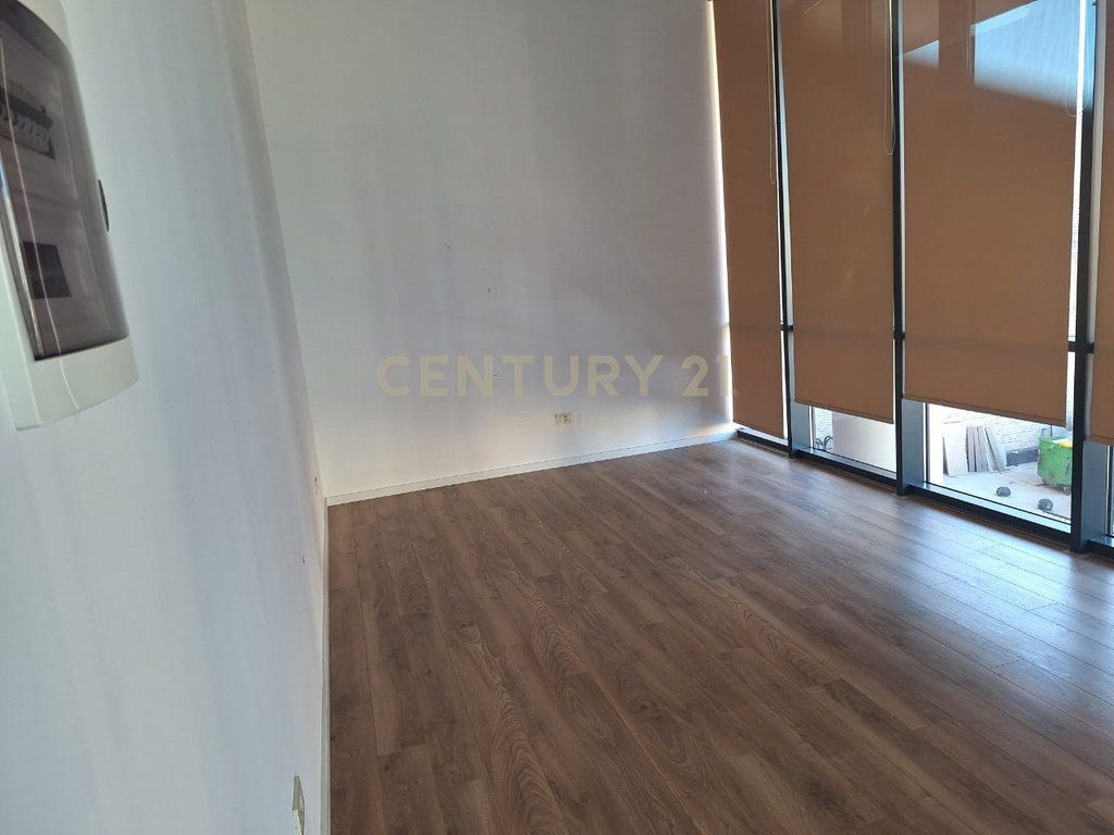 🏢 LOCALE COMMERCIALE IN AFFITTO AL GOLDEN TOWER – MINE PEZA ✨