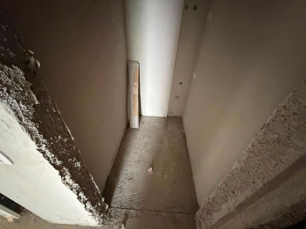 Shitet apartament tek Liqeni i Thate
