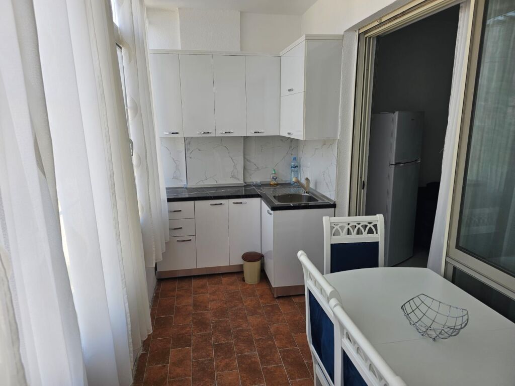 Shitet apartament 1+1  prane detit