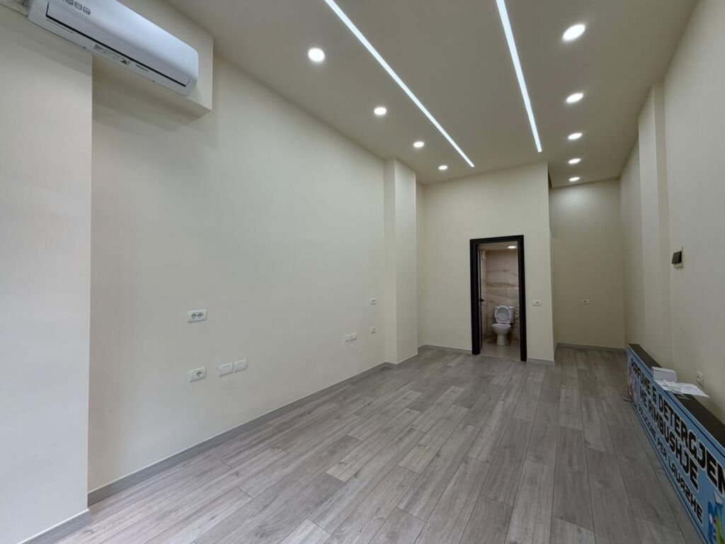 Locale commerciale in vendita al Concord Center in Via 5-Maji.