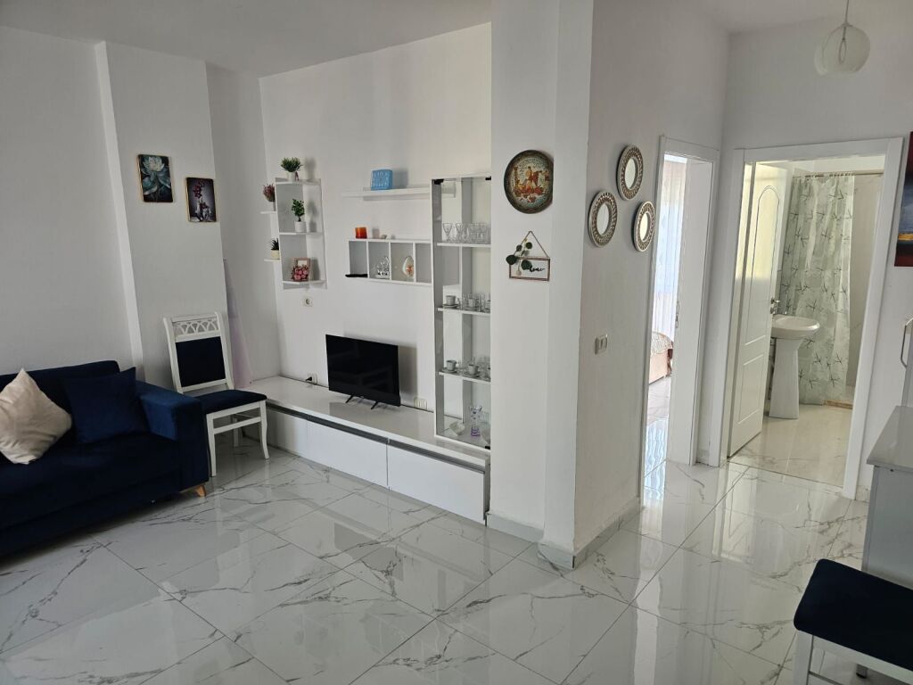 Shitet apartament 1+1  prane detit