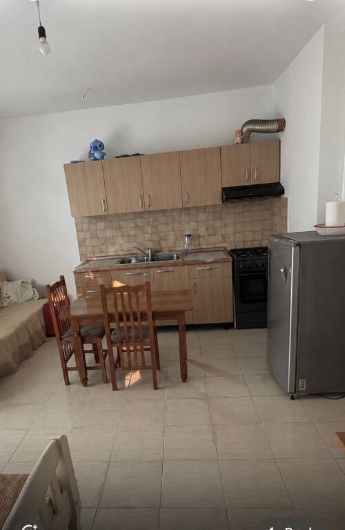 Xhamllik jepet me qera apartament 1+1 ne pallat rruge kryesore, rruga Xhanfize Keko!