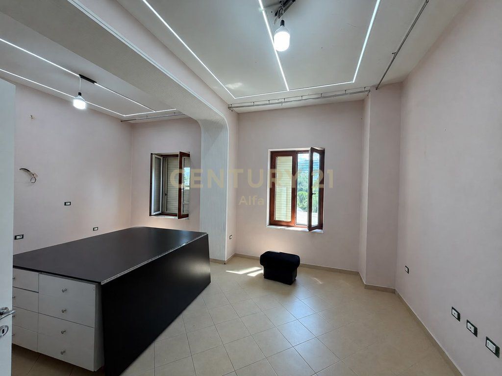 Appartamento 2+1 a Shallvaret – Vista sul Parco Rinia, Ideale per Uffici, Cliniche e Attività Prestigiose