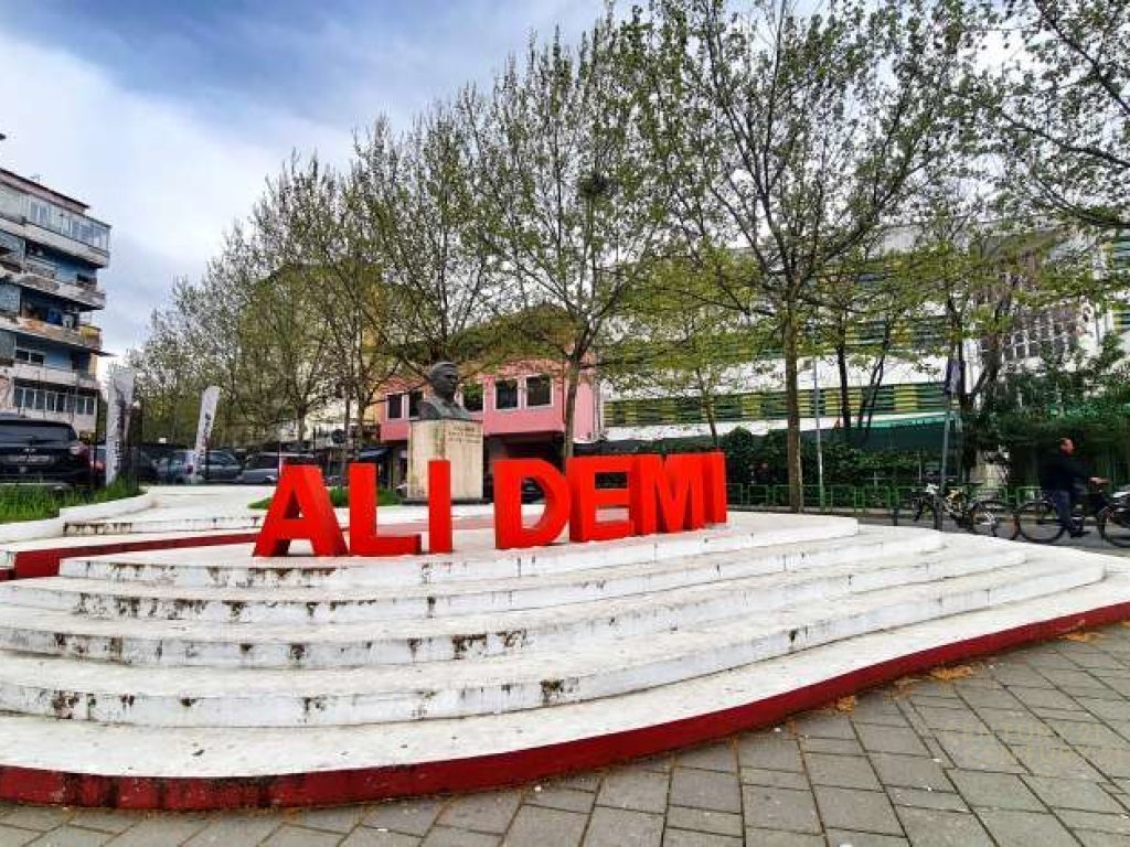 Disponojme Apartament per shitje 2+1 +2 Poste Parkimi ne rrugen " Pasho Hysa", Tregu Elektrik.