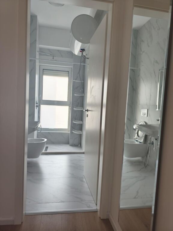 Jepet me qera Apartamenti 2+1+2 në zonën e Ali Demit Kompleksi Kaimi 500 mije leke te vjetra