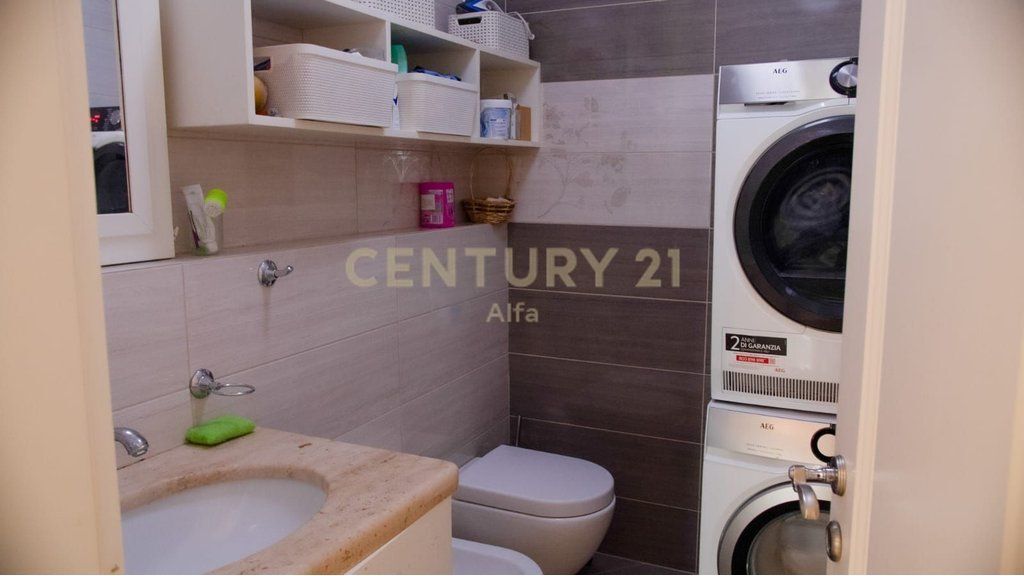 Shitet apartament 4+1+3 tualete dhe 2 poste parkimi- LIQENI ARTIFICIAL