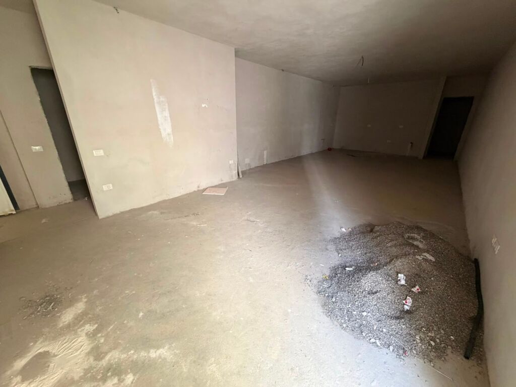 Shitet apartament tek Liqeni i Thate