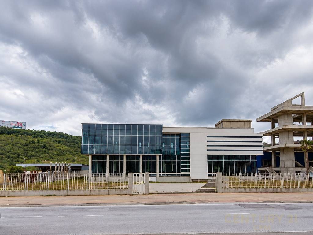 Objekt Komercial buzë rruge në Autostradën Tiranë-Durrës 2,600,000 €