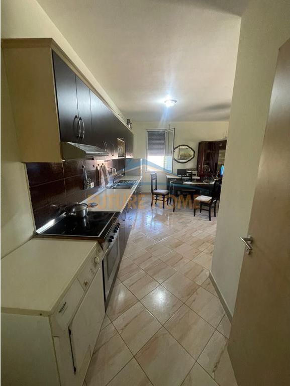 Shitet, Apartament 2+1, Spitali Amerikan 3, Tiranë.