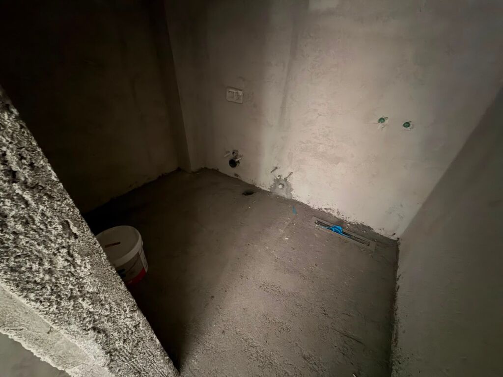 Shitet apartament tek Liqeni i Thate
