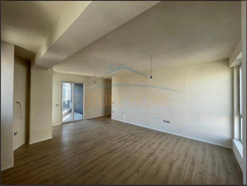 Shitet, Apartament 3+1+2, Bega 07, Komuna e Parisit.