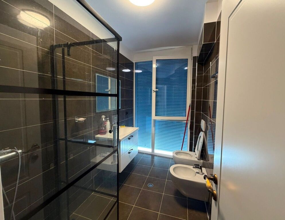 📌APARTAMENT 2+1 ME QIRA TEK RRUGA E BARRIKADAVE