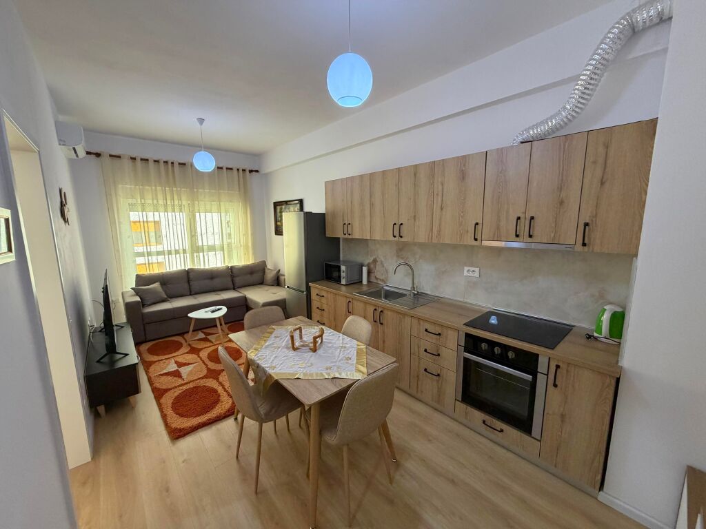 Jepet me qera apartament 1+1  📍 Adresa: Ali Demi, Kompleksi Kadiu