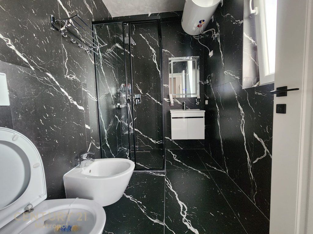 Jepet me qera qera apartament 2+1+2 tualete +2 poste parkimi ,rruga e Elbasanit! 1,500 € /Muaj