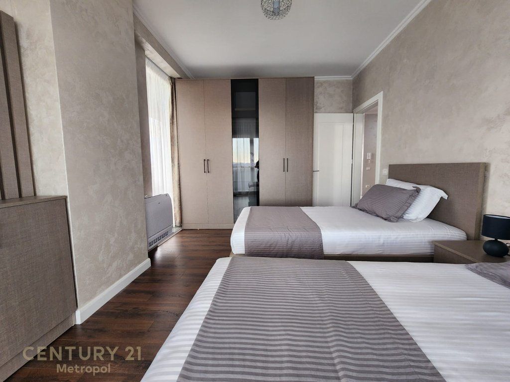 Jepet me qera qera apartament 2+1+2 tualete +2 poste parkimi ,rruga e Elbasanit! 1,500 € /Muaj
