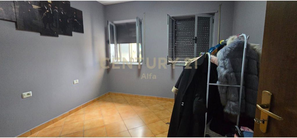 SHITET APARTAMENT 3+1 PËRBALLË DELIJORGJIT + 2 POSTE PARKIMI