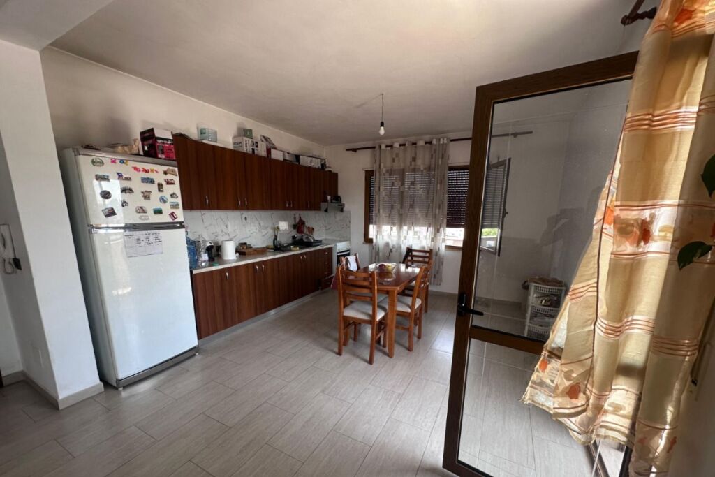 Jepet me qera Apartamenti 1+1 në zonën e Zogut te Zi rruga Hysni Gerbolli prane Kryqit te Kuq 420 mije leke te vjetra