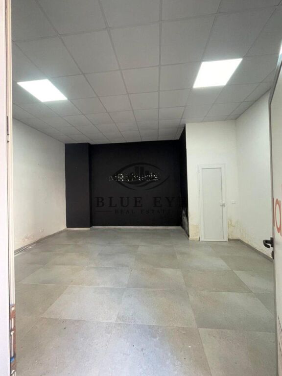 Locale Commerciale In Affitto Vicino al Palazzo dello Sport, Durrës