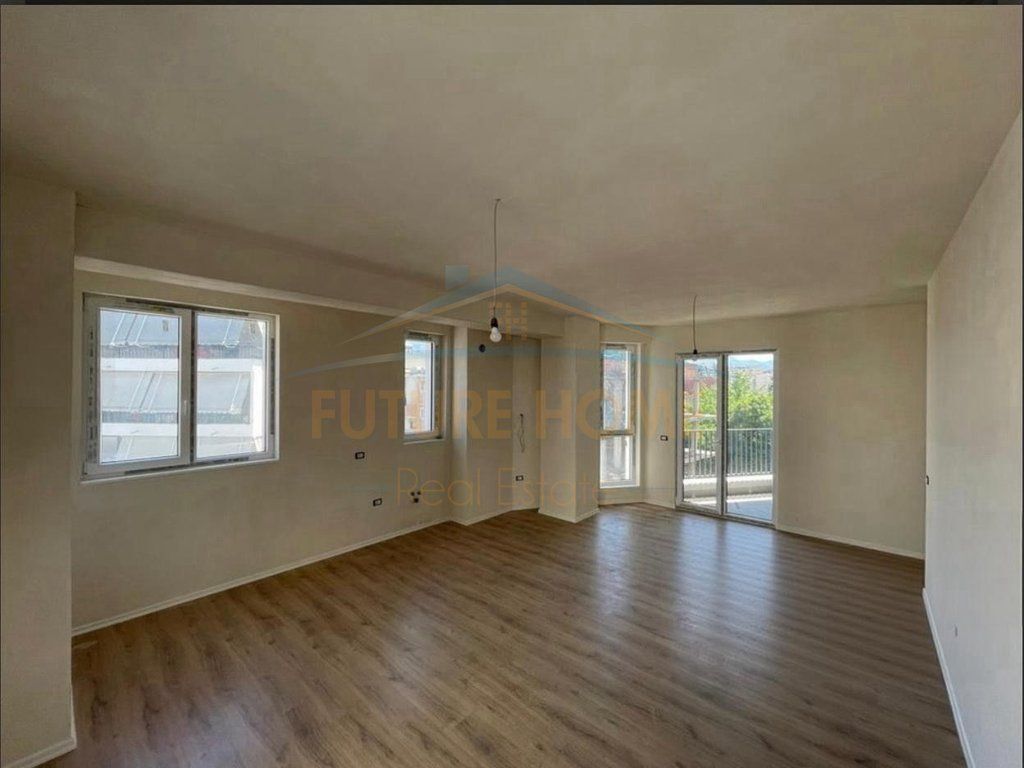 Shitet, Apartament 3+1+2, Bega 07, Komuna e Parisit.