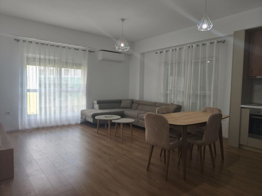 Jepet me qera Apartamenti 2+1+2 në zonën e Ali Demit Kompleksi Kaimi 500 mije leke te vjetra