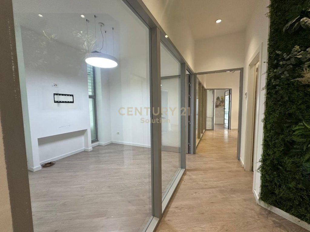 NJESI BIZNESI 324M2 PER QIRA , ASTIR NE RRUGE KRYESORE!