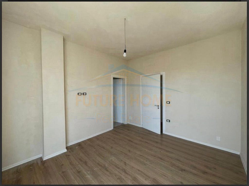 Shitet, Apartament 3+1+2, Bega 07, Komuna e Parisit.