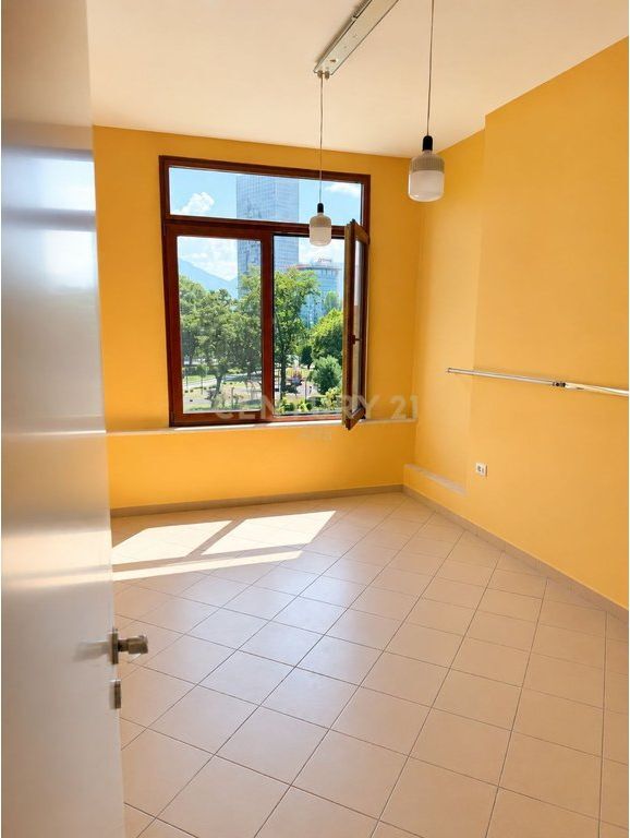 Appartamento 2+1 a Shallvaret – Vista sul Parco Rinia, Ideale per Uffici, Cliniche e Attività Prestigiose