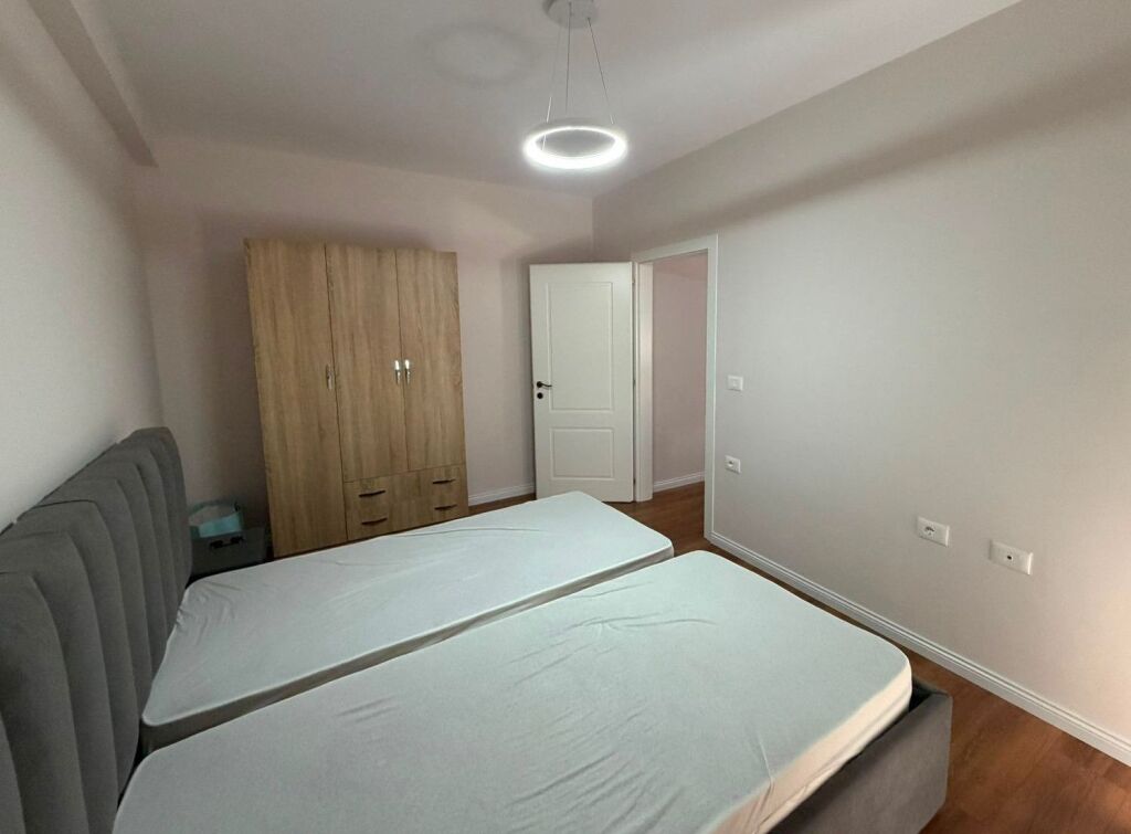 📌APARTAMENT 2+1 ME QIRA TEK RRUGA E BARRIKADAVE