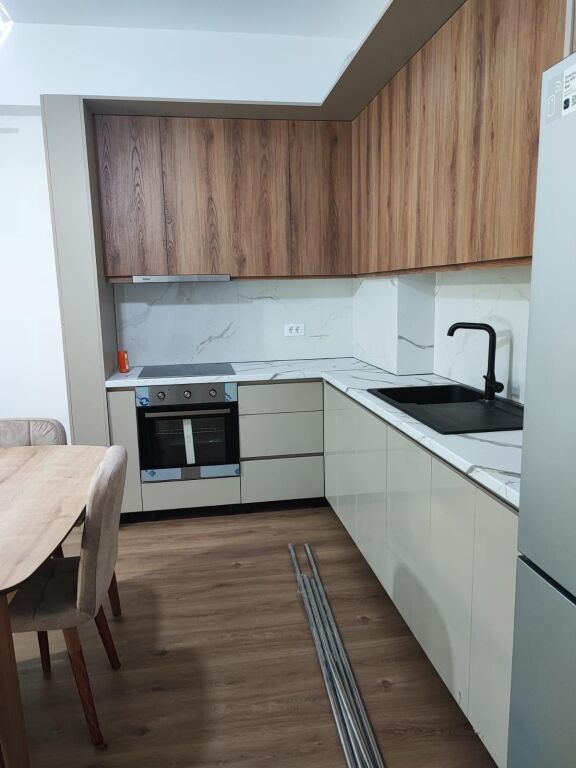Jepet me qera Apartamenti 2+1+2 në zonën e Ali Demit Kompleksi Kaimi 500 mije leke te vjetra