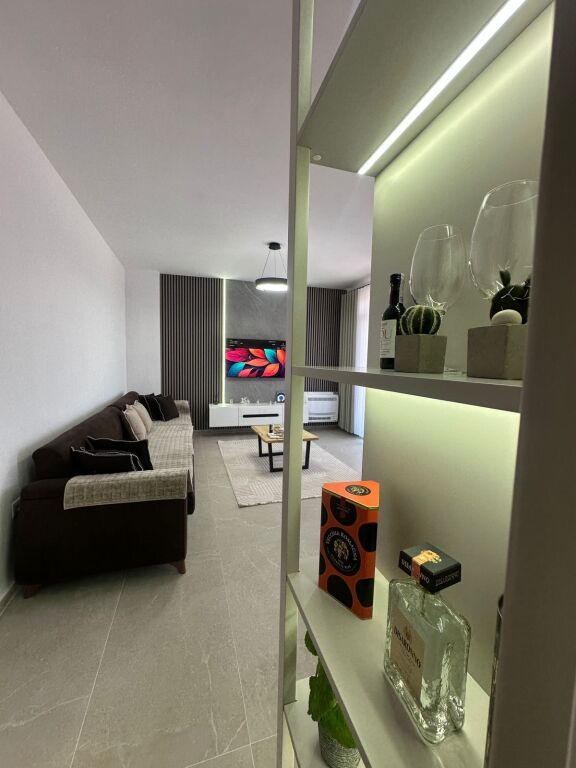 Jepet me Qera Apartament 1+1 Rruga Jordan Misja
