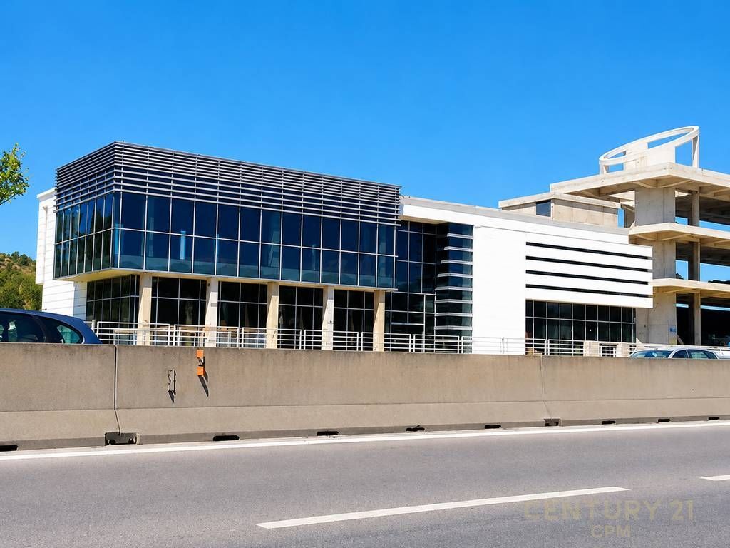 Objekt Komercial buzë rruge në Autostradën Tiranë-Durrës 2,600,000 €