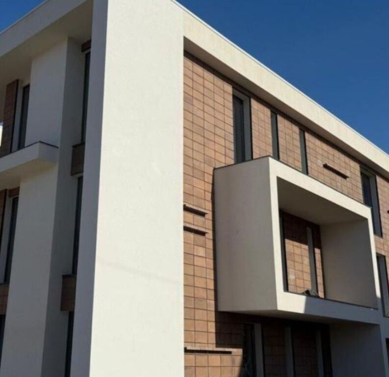 SHITET APARTAMENT 1+1 + VERANDË 🅿️post  parkim i perfshir  