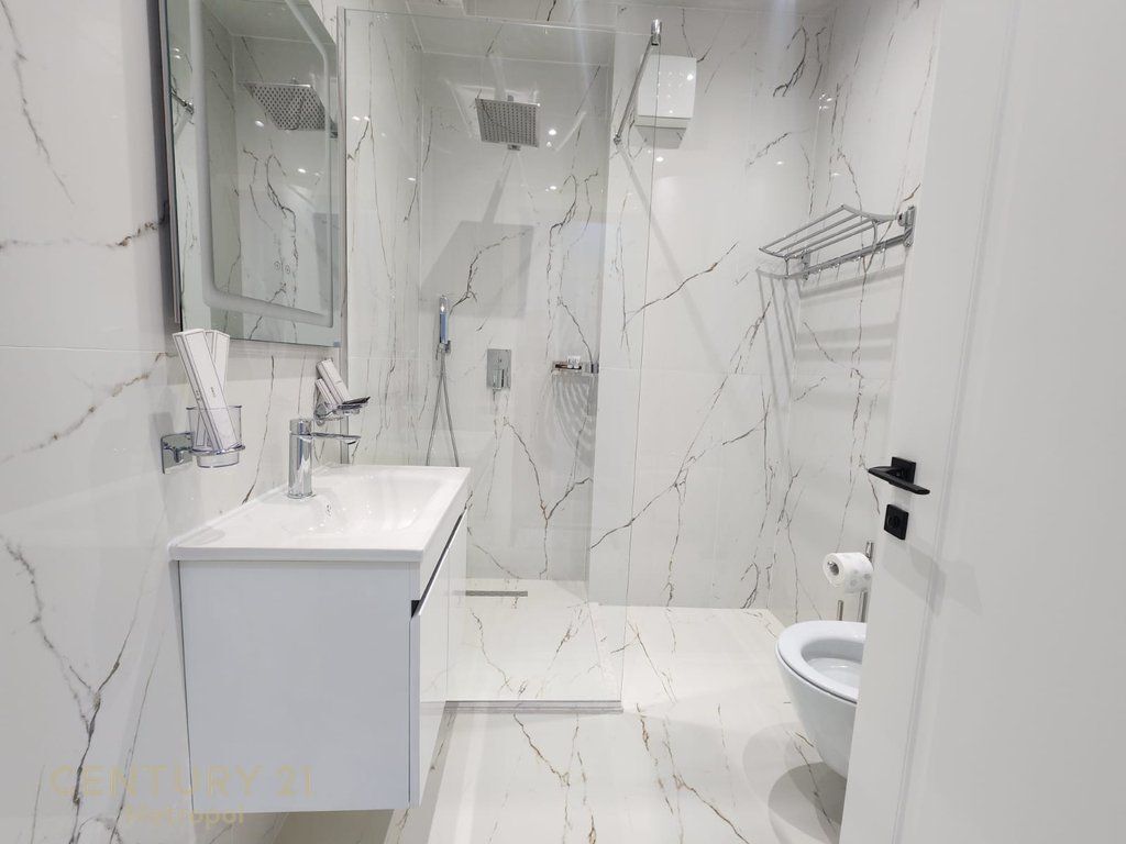 Jepet me qera qera apartament 2+1+2 tualete +2 poste parkimi ,rruga e Elbasanit! 1,500 € /Muaj