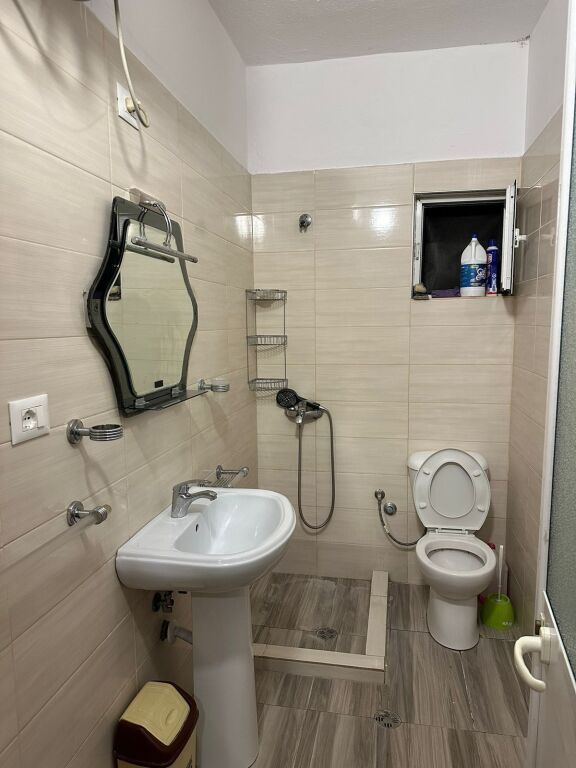 Xhamllik jepet me qera apartament 1+1 ne pallat rruge kryesore, rruga Xhanfize Keko!