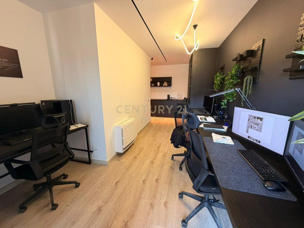 Shitet apartament 1+1 –Rruga e Barrikadave