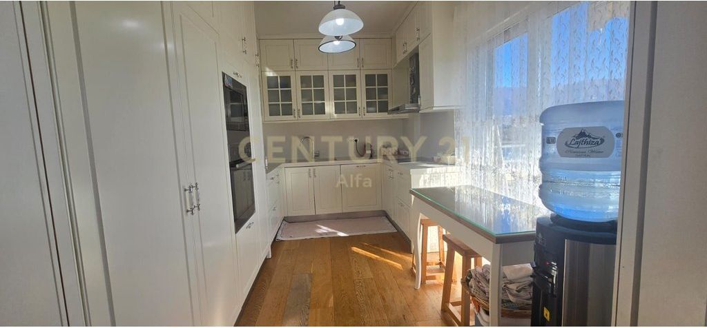Shitet apartament 4+1+3 tualete dhe 2 poste parkimi- LIQENI ARTIFICIAL