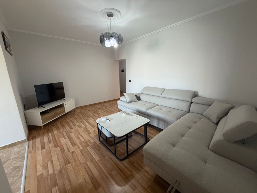 Affittasi appartamento 2+1   📍Ex parco, Via Babe Rrexha, Prezzo: 55.000 lek/mese (non trattabile)  