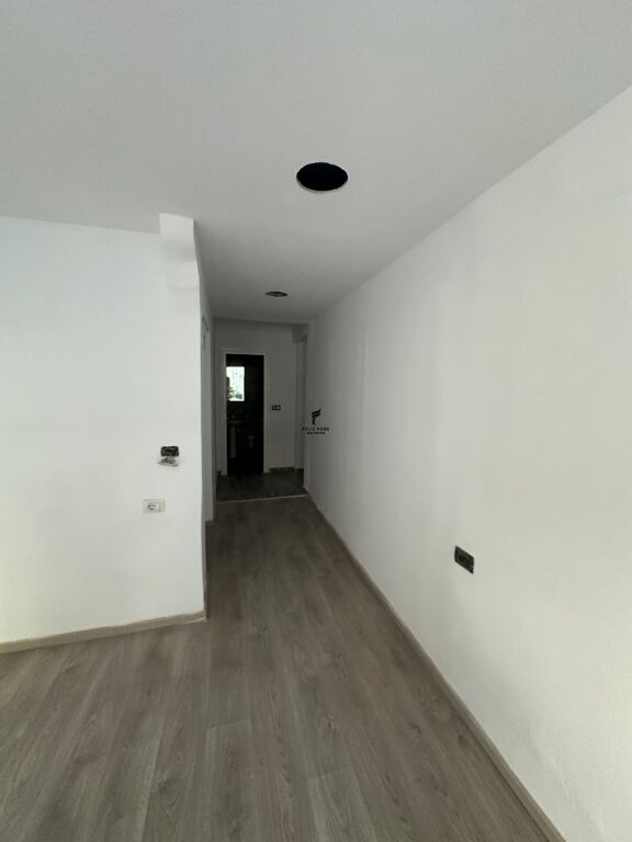 NEGOZIO IN AFFITTO 35 M2 BLLOK 150.000 LEKE FH-80407