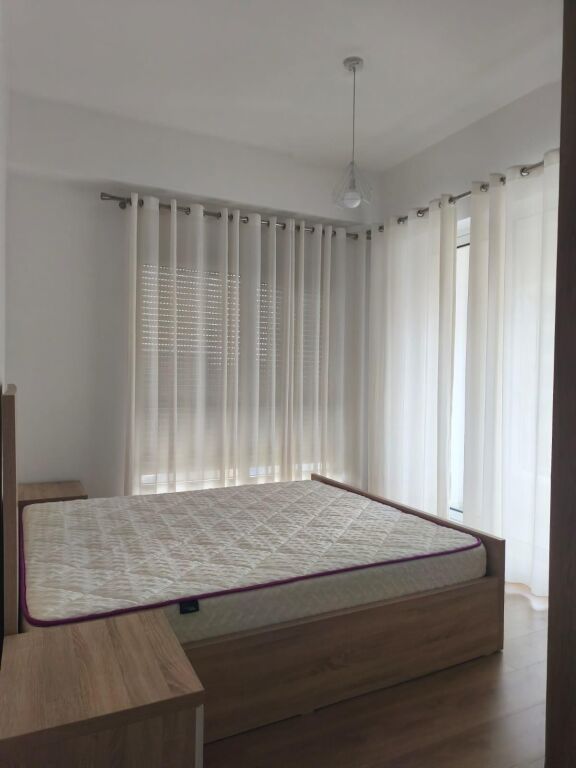 Jepet me qera Apartamenti 2+1+2 në zonën e Ali Demit Kompleksi Kaimi 500 mije leke te vjetra