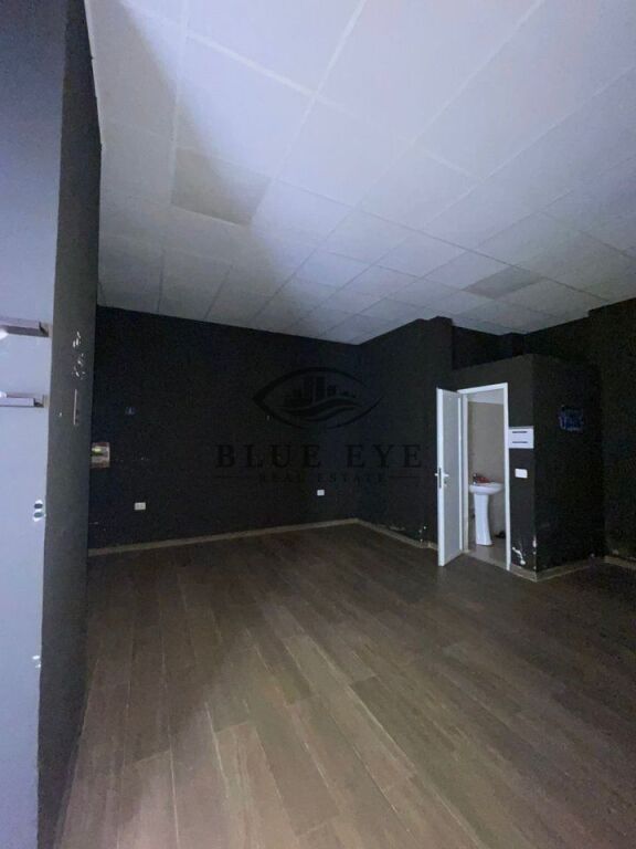 Locale commerciale in affitto vicino al Palazzo dello Sport, Durazzo!