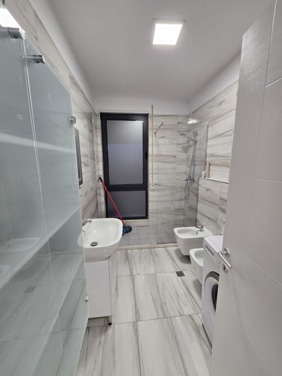 APARTAMENT 1+1. 60000 LEKE.QENDER