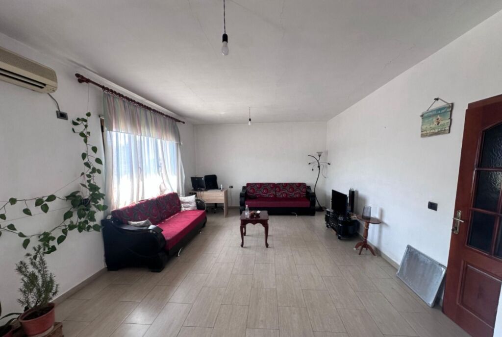 Jepet me qera Apartamenti 1+1 në zonën e Zogut te Zi rruga Hysni Gerbolli prane Kryqit te Kuq 420 mije leke te vjetra
